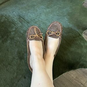 Minnetonka brown leather faux fur slippers